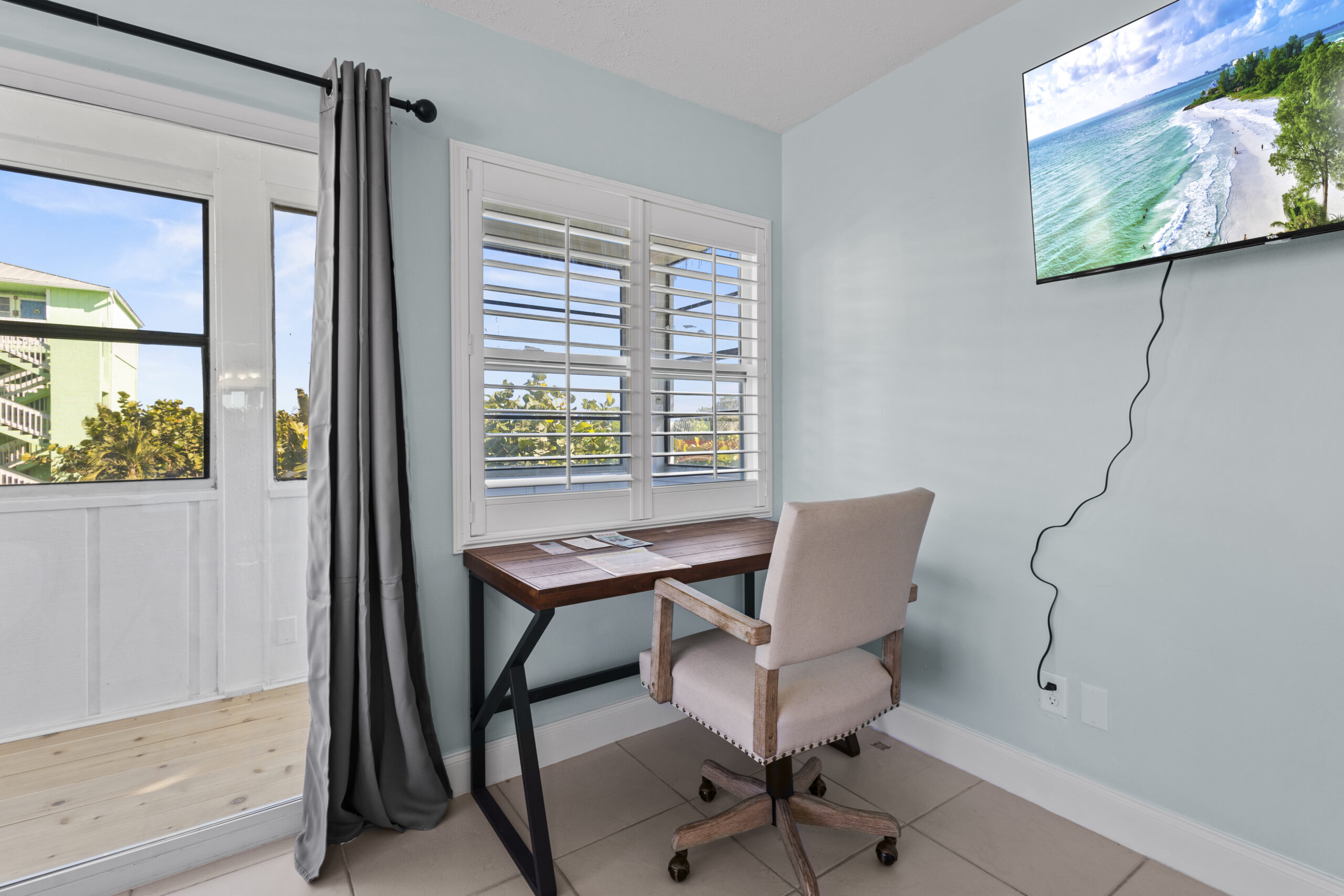 Room 1, Desk