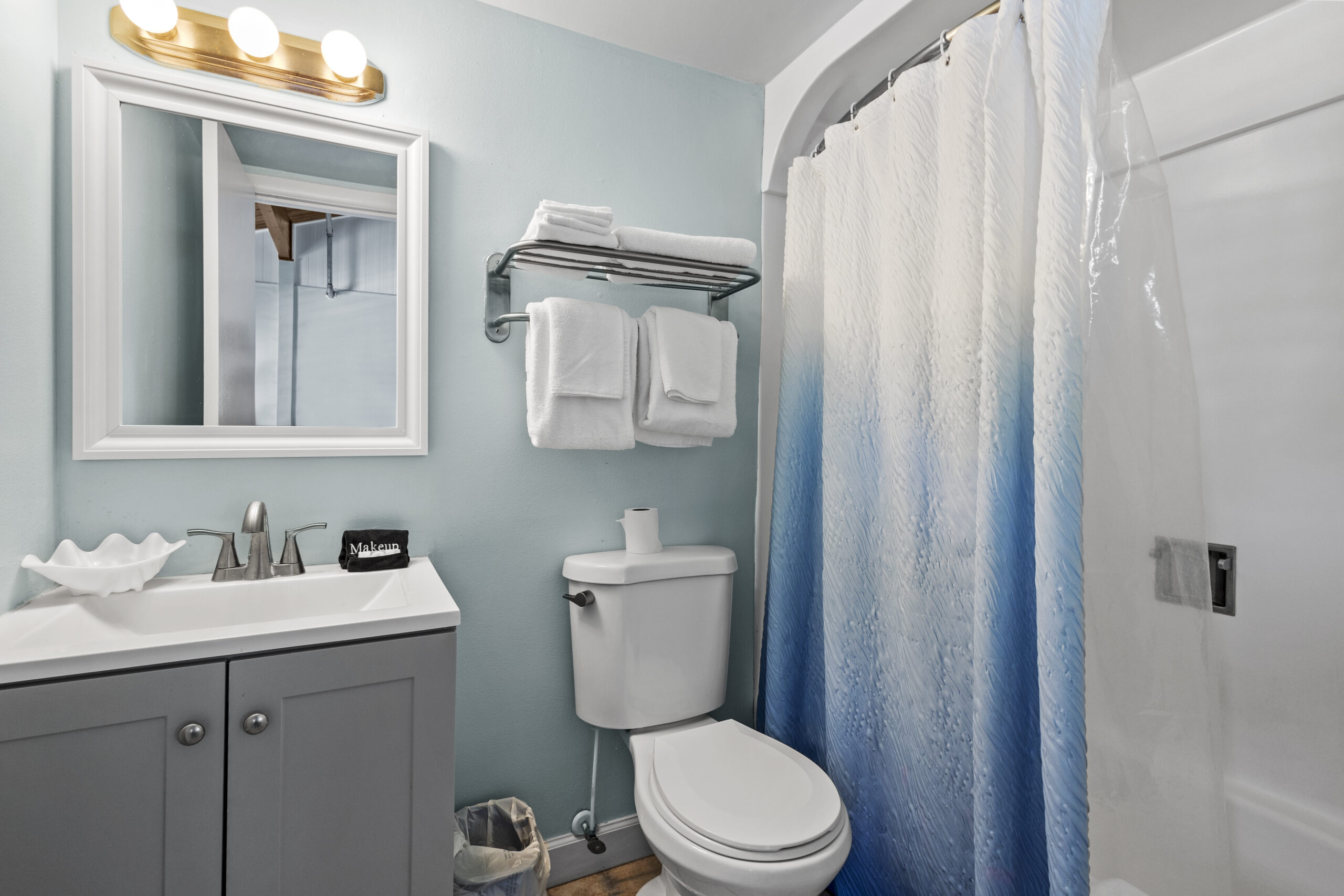 Room 15, Bathroom