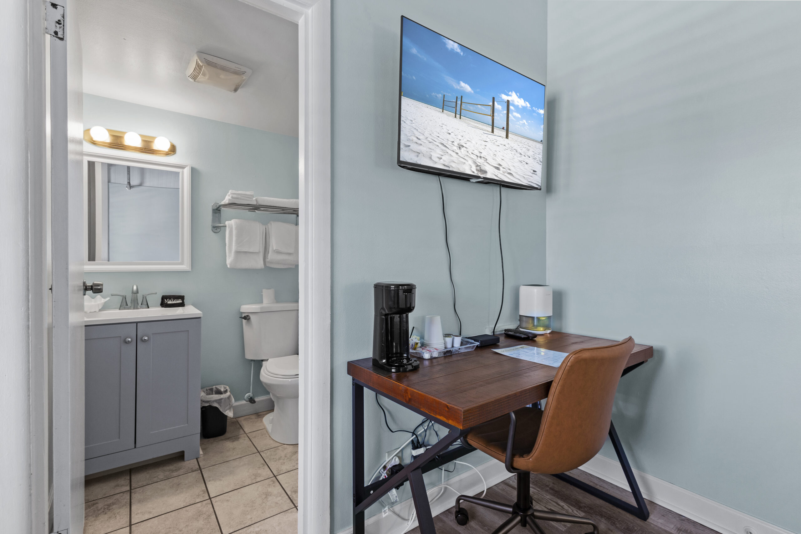 Room 15, Desk