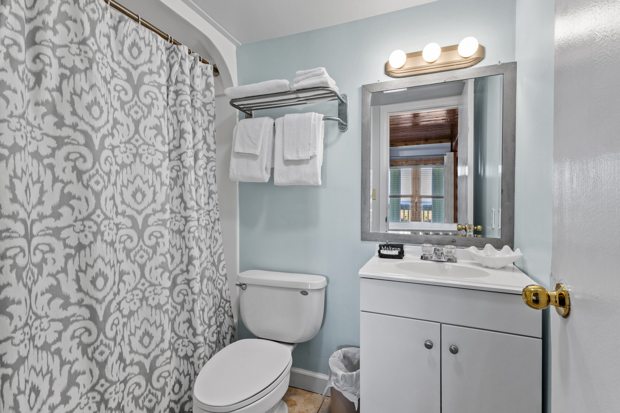 Room 8, Bathroom